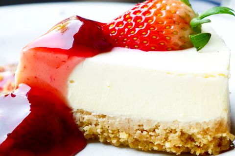 Käsekuchen-Rezept: Ein Stück Käsekuchen mit Erdbeeren und Tipp für cremigen Kuchen