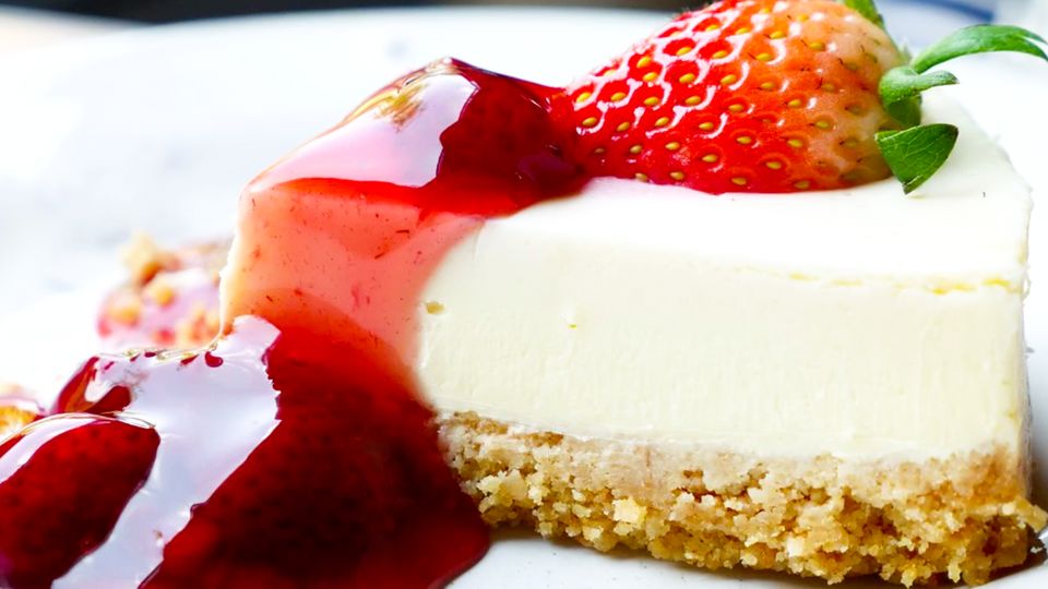Käsekuchen-Rezept: Mit Omas Geheimtipp wird er besonders cremig Käsekuchen-Rezept: Ein Stück Käsekuchen mit Erdbeeren und Tipp für cremigen Kuchen