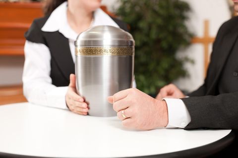 Eine Urne als Symbolfoto für Handel einer Bestattungsunternehmerin mit Leichenteilen