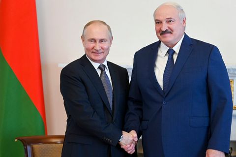 Putin und Lukaschenko reichen sich die Hand