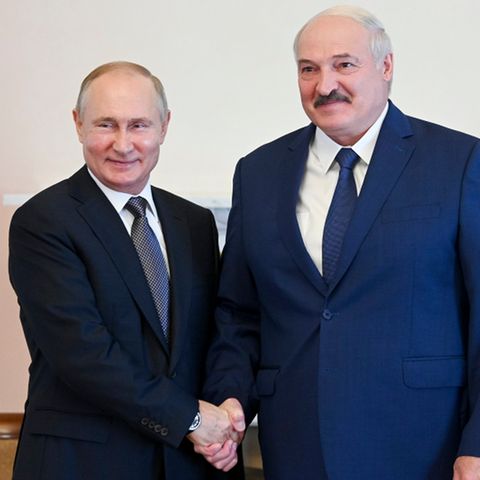 Putin und Lukaschenko reichen sich die Hand