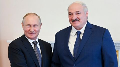 Putin und Lukaschenko reichen sich die Hand