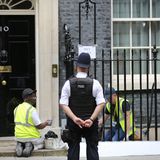 Arbeiter streichen den Zaun vor Downing Street 10, dem Amtssitz des britischen Premierministers