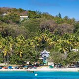 Blick auf einen Strandabschnitt der Insel Mustique