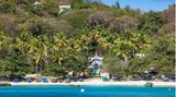 Blick auf einen Strandabschnitt der Insel Mustique