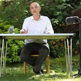 Auch wegen seiner Corona-Politik sah sich Johnson scharfer Kritik ausgesetzt. Im Mai 2020 geriet sein Top-Berater Dominic Cummings (im Bild) wegen mutmaßlicher Verstöße gegen die Corona-Auflagen unter Druck. Der Premierminister stellte sich trotz der öffentlichen Empörung hinter seinen Vertrauten, der schließlich im November seinen Rücktritt verkündete. Später kam es zum Zerwürfnis zwischen Johnson und Cummings, der dem Premier daraufhin "katastrophale" Versäumnisse in der Corona-Pandemie vorwarf.