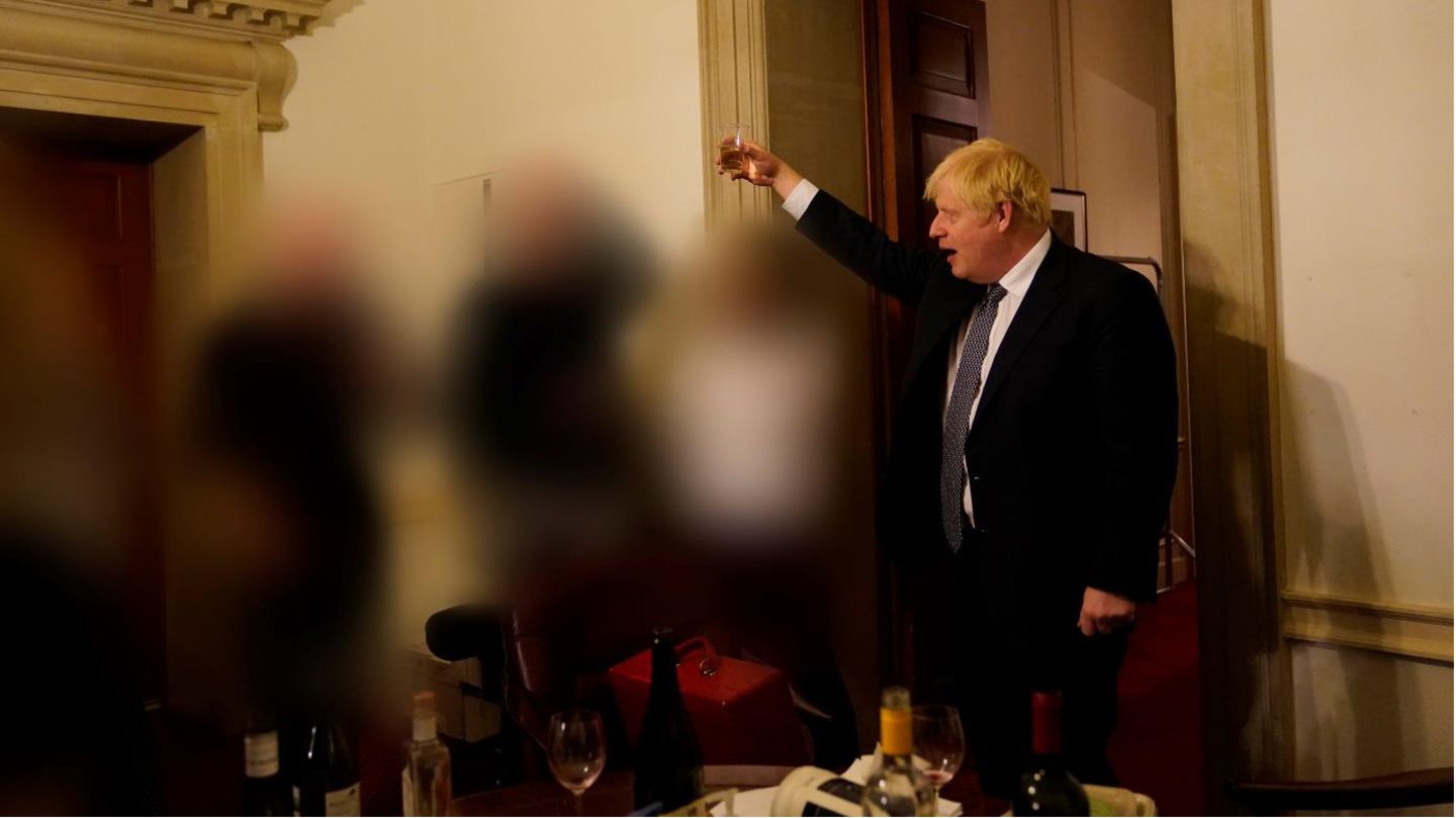 Die Affäre um zahlreiche Partys am Regierungssitz während des Corona-Lockdowns führte im Juni zu einem parteiinternen Misstrauensvotum gegen Johnson. Der Premierminister überstand die Abstimmung. 32 Stimmen fehlten am Ende, um Johnson zum Rücktritt zu zwingen. Johnson entschuldigte sich mehrfach für die illegalen Partys, lehnte einen Rücktritt aber ab.  Wegen seiner Teilnahme an einer der Feiern (im Bild) wurde Johnson mit einer Geldstrafe belegt – und ging damit als erster amtierender britischer Premierminister in die Geschichte ein, der wegen eines Gesetzesbruchs bestraft wurde. Die hochrangige Beamtin Sue Gray zog in ihrem Untersuchungsbericht zur Partygate-Affäre ein vernichtendes Fazit: Die Regierungsspitze sei für die Verfehlungen während des Corona-Lockdowns verantwortlich, folgerte sie. Gray kritisierte vielfache Regelverstöße und "exzessiven Alkoholkonsum" am Regierungssitz.
