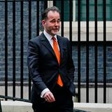 Anfang Juli trat der stellvertretende Parlamentarische Geschäftsführer der Tories, Chris Pincher (im Bild), zurück, nachdem er zwei Männer sexuell belästigt hatte. Dabei wurde bekannt, dass es bereits in der Vergangenheit Vorwürfe gegen ihn gegeben hatte. Ein Regierungssprecher hatte zunächst dementiert, dass Johnson von den alten Vorwürfen gegen Pincher gewusst habe. Nach Angaben eines ranghohen früheren Beamten war Johnson aber bereits 2019 über einen entsprechenden Vorfall informiert worden. Der Premier wurde daraufhin der Lüge bezichtigt. Johnson erklärte, rückblickend sei die Ernennung Pinchers ein Fehler gewesen.  Mitte Mai war bereits ein konservativer Abgeordneter unter Vergewaltigungsverdacht vorübergehend festgenommen worden. Ebenfalls im Mai wurde ein früherer Tory-Abgeordneter wegen sexuellen Missbrauchs eines Minderjährigen zu anderthalb Jahren Gefängnis verurteilt. Ende April war außerdem ein konservativer Parlamentarier zurückgetreten, nachdem er im Parlament auf seinem Handy Porno-Videos geschaut hatte.