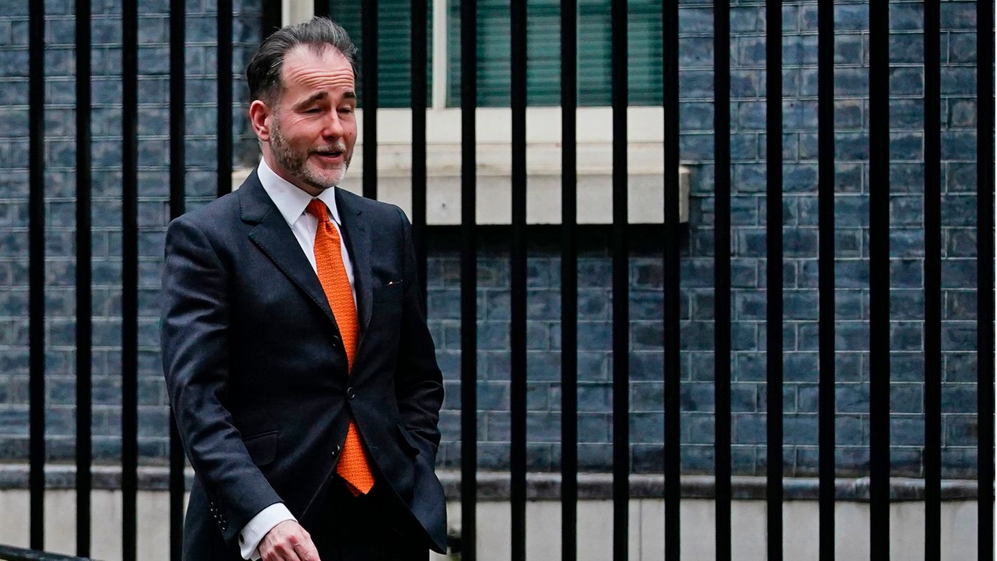 Anfang Juli trat der stellvertretende Parlamentarische Geschäftsführer der Tories, Chris Pincher (im Bild), zurück, nachdem er zwei Männer sexuell belästigt hatte. Dabei wurde bekannt, dass es bereits in der Vergangenheit Vorwürfe gegen ihn gegeben hatte. Ein Regierungssprecher hatte zunächst dementiert, dass Johnson von den alten Vorwürfen gegen Pincher gewusst habe. Nach Angaben eines ranghohen früheren Beamten war Johnson aber bereits 2019 über einen entsprechenden Vorfall informiert worden. Der Premier wurde daraufhin der Lüge bezichtigt. Johnson erklärte, rückblickend sei die Ernennung Pinchers ein Fehler gewesen.  Mitte Mai war bereits ein konservativer Abgeordneter unter Vergewaltigungsverdacht vorübergehend festgenommen worden. Ebenfalls im Mai wurde ein früherer Tory-Abgeordneter wegen sexuellen Missbrauchs eines Minderjährigen zu anderthalb Jahren Gefängnis verurteilt. Ende April war außerdem ein konservativer Parlamentarier zurückgetreten, nachdem er im Parlament auf seinem Handy Porno-Videos geschaut hatte.