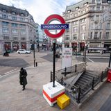 Auch in einem Parlamentsbericht wurde dem Regierungschef ein schlechtes Zeugnis für seinen Umgang mit der Corona-Pandemie ausgestellt. Das Hinauszögern eines Lockdowns zu Beginn der Pandemie war demnach "eines der größten Versäumnisse im Bereich der öffentlichen Gesundheit" in der Geschichte des Landes. Hier im Bild: Der (fast) menschenleere Oxford Circus im März 2020.