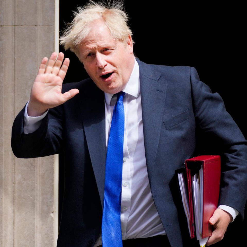 Großbritanniens Premierminister Boris Johnson winkt