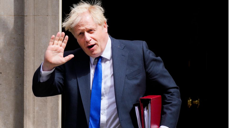 Großbritanniens Premierminister Boris Johnson winkt