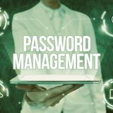 Eine Person hält ein Tablet, darauf steht die Aufschrift "Passwort Management"