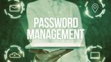 Eine Person hält ein Tablet, darauf steht die Aufschrift "Passwort Management"