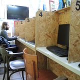 Im Internetcafé wird es noch etwas haariger: An öffentlichen Rechnern sollten Sie, sofern möglich, keine vertraulichen Daten eingeben. Ebenso sollte Online-Banking oder Online-Shopping an solchen Internetzugängen vermieden werden. Gleiches gilt für das Anschließen von USB-Sticks mit wichtigen Daten: nur im Notfall. Sobald Sie fertig sind, sollten Sie den Browserverlauf löschen und sämtliche Dokumente vernichten, an denen Sie gearbeitet haben.