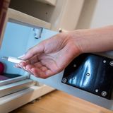 Eine Frau holt einen USB-Stick aus einem Safe