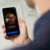 Ein Mann entsperrt sein Telefon mit seinem Gesicht