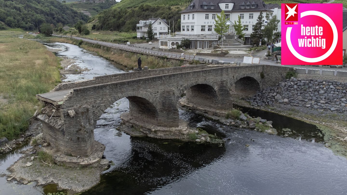 Die durch die Flut zerstörte historische Bogenbrücke in Rech ragt in die Ahr hinein