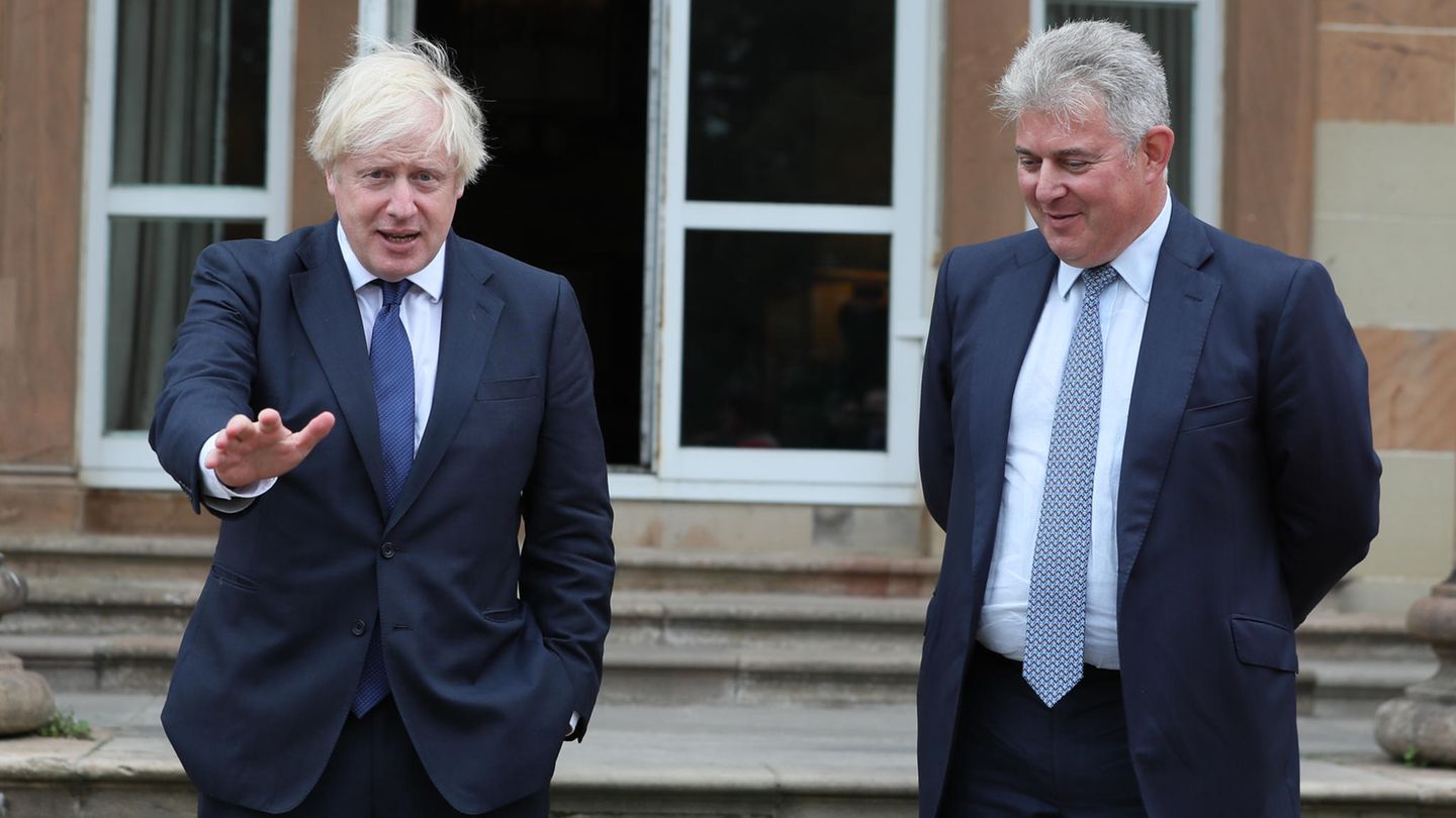 Großbritanniens Premierminister Boris Johnson (l.) und Nordirland-Minister Brandon Lewis