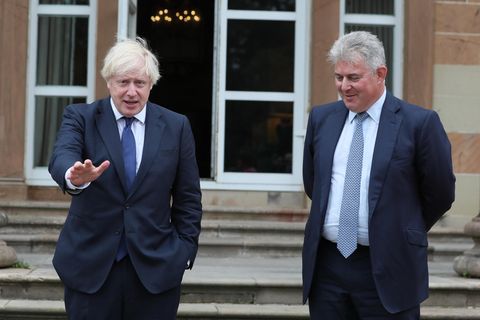 Großbritanniens Premierminister Boris Johnson (l.) und Nordirland-Minister Brandon Lewis
