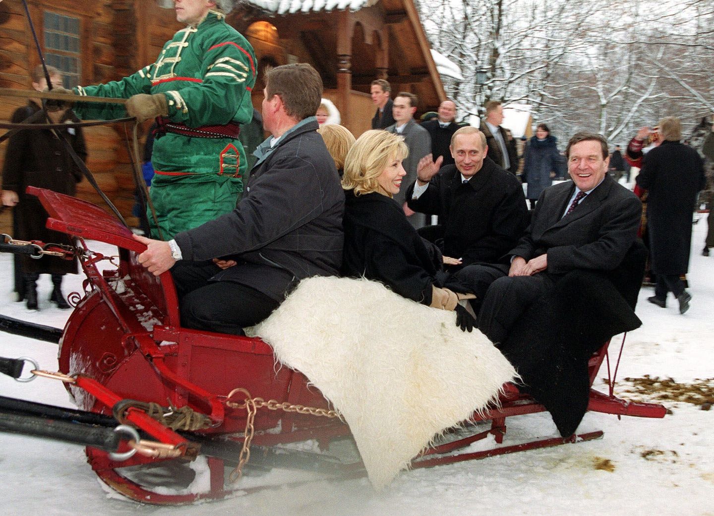 In einer Troika, einem traditionellen russischen Schlitten, der von drei Pferden gezogen wird, zeigt Putin dem deutschen Bundeskanzler Gerhard Schröder und seiner Frau Doris Schröder den märchenhaften Winter in Russland. Zu Schröder knüpft Putin in dieser Zeit enge Bande. Sie sollen auch noch nach 20 Jahren später halten.