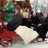 In einer Troika, einem traditionellen russischen Schlitten, der von drei Pferden gezogen wird, zeigt Putin dem deutschen Bundeskanzler Gerhard Schröder und seiner Frau Doris Schröder den märchenhaften Winter in Russland. Zu Schröder knüpft Putin in dieser Zeit enge Bande. Sie sollen auch noch nach 20 Jahren später halten.
