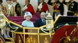 Bei der Horse Guards Parade im Sommer 2003 fährt Putin in der Kutsche der Königin mit.