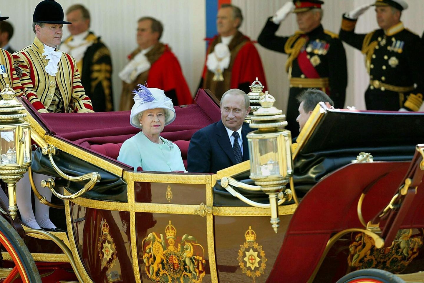Bei der Horse Guards Parade im Sommer 2003 fährt Putin in der Kutsche der Königin mit.