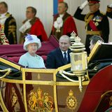Bei der Horse Guards Parade im Sommer 2003 fährt Putin in der Kutsche der Königin mit.