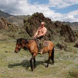 Bald sind es solche Bilder, die in den russischen Medien und der Welt im Umlauf sind: Putin zu Pferde, Putin beim Judo, Putin beim Armdrücken. Für Intellektuelle und Kritiker geben sie viel Anlass für Spott. Aber die Image- Macher des Kremls orientierten sich an den simplen Idealen von Hollywood – und am Geschmack den Massen. Ein eindrückliches Beispiel des Bildes, das Putin von sich selbst vermitteln will, liefert die Dokumentation des Star-Regisseurs Oliver Stone "The Putin Interviews". Mehr dazu lesen Sie hier. 
