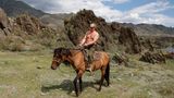 Bald sind es solche Bilder, die in den russischen Medien und der Welt im Umlauf sind: Putin zu Pferde, Putin beim Judo, Putin beim Armdrücken. Für Intellektuelle und Kritiker geben sie viel Anlass für Spott. Aber die Image- Macher des Kremls orientierten sich an den simplen Idealen von Hollywood – und am Geschmack den Massen. Ein eindrückliches Beispiel des Bildes, das Putin von sich selbst vermitteln will, liefert die Dokumentation des Star-Regisseurs Oliver Stone "The Putin Interviews". Mehr dazu lesen Sie hier. 