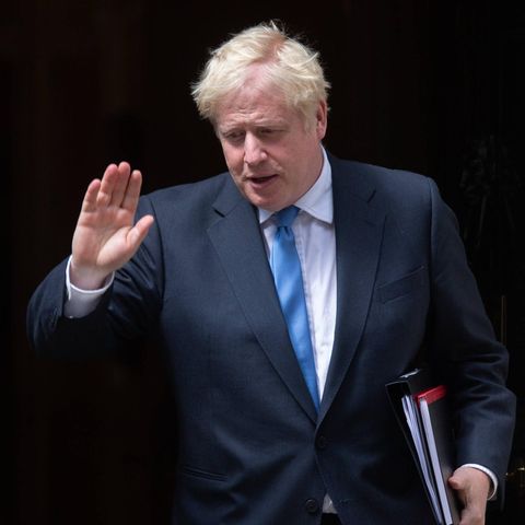 Boris Johnson winkt