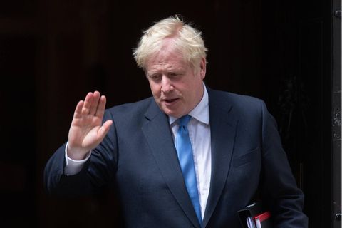 Boris Johnson winkt