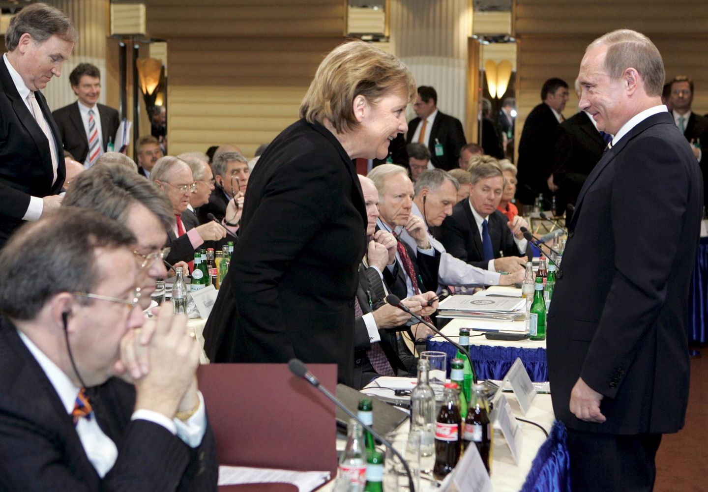 Die Wende von München Wladimir Putin und Angela Merkel auf der Münchener Sicherheitskonferenz 2007