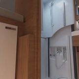 In der Wand ist die Dusche verstaut.