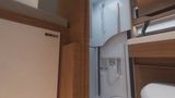 In der Wand ist die Dusche verstaut.