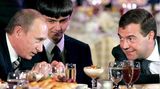 Den Schein eines Demokraten wahrt aber Putin vorerst noch. Als das Ende seiner zweiten Amtszeit näher rückt, erwählt er einen Nachfolger: Dmitri Medwedew (r.). Am 2. März 2008 wird er zum dritten Präsidenten Russlands. Putin übernimmt das Amt des Regierungschefs. Mit der von ihm angeführten Partei "Einiges Russland" erreichte Putin bei der Parlamentswahl am 2. Dezember 2007 eine Zweidrittelmehrheit in der Duma. Am Ende seiner zwei Amtszeiten als Präsident erreichte Putin mit einer Zustimmungsrate von 88 Prozent den Höhepunkt seiner Beliebtheit, was vor allem auf die wachsende russische Wirtschaft zurückzuführen ist. Zwischen 2000 und 2007 war die gesamtwirtschaftliche Produktion Russlands um jährlich etwa 7 Prozent gewachsen.