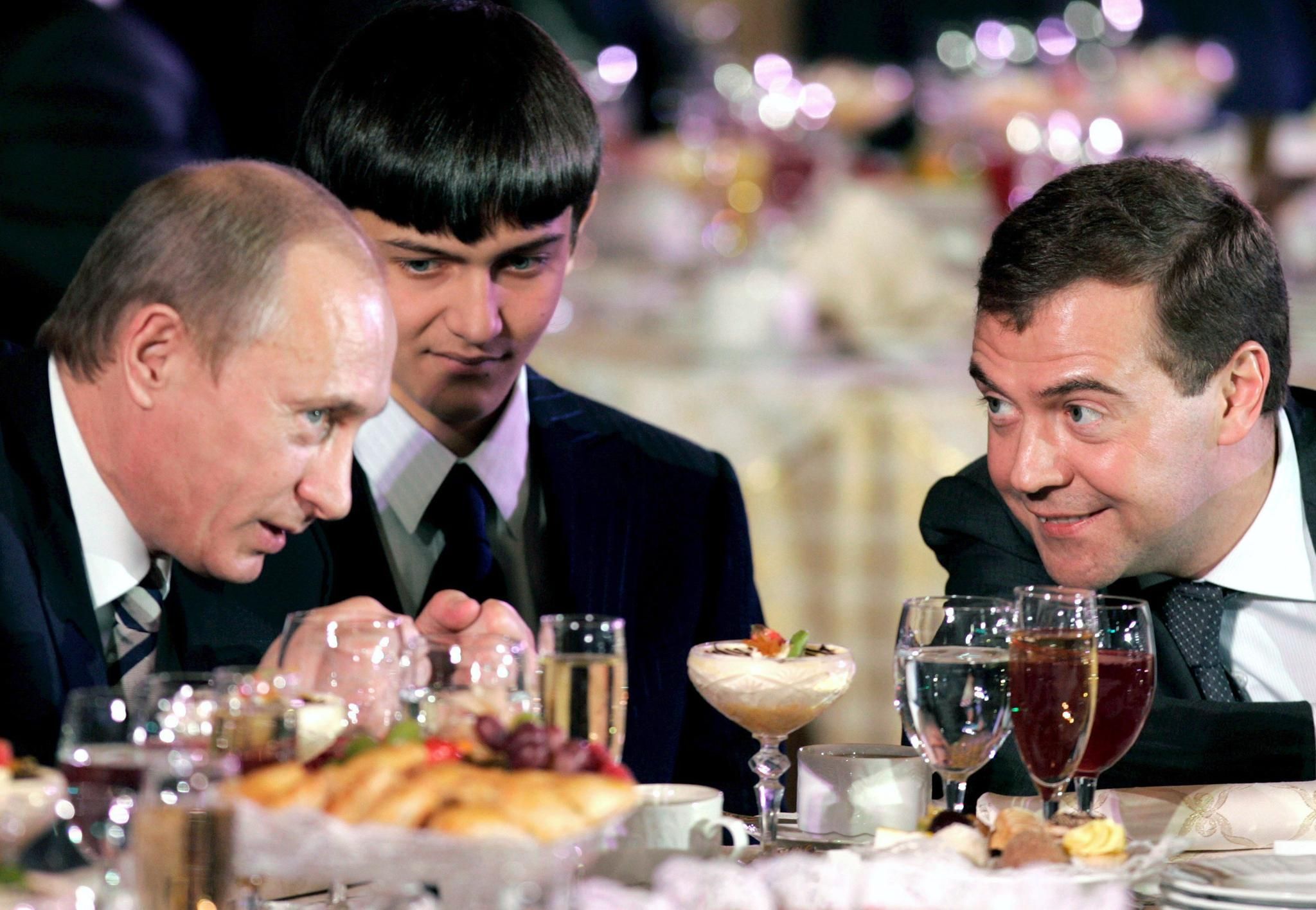 Медведев пародии. Олигарх за столом.