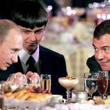 Den Schein eines Demokraten wahrt aber Putin vorerst noch. Als das Ende seiner zweiten Amtszeit näher rückt, erwählt er einen Nachfolger: Dmitri Medwedew (r.). Am 2. März 2008 wird er zum dritten Präsidenten Russlands. Putin übernimmt das Amt des Regierungschefs. Mit der von ihm angeführten Partei "Einiges Russland" erreichte Putin bei der Parlamentswahl am 2. Dezember 2007 eine Zweidrittelmehrheit in der Duma. Am Ende seiner zwei Amtszeiten als Präsident erreichte Putin mit einer Zustimmungsrate von 88 Prozent den Höhepunkt seiner Beliebtheit, was vor allem auf die wachsende russische Wirtschaft zurückzuführen ist. Zwischen 2000 und 2007 war die gesamtwirtschaftliche Produktion Russlands um jährlich etwa 7 Prozent gewachsen.