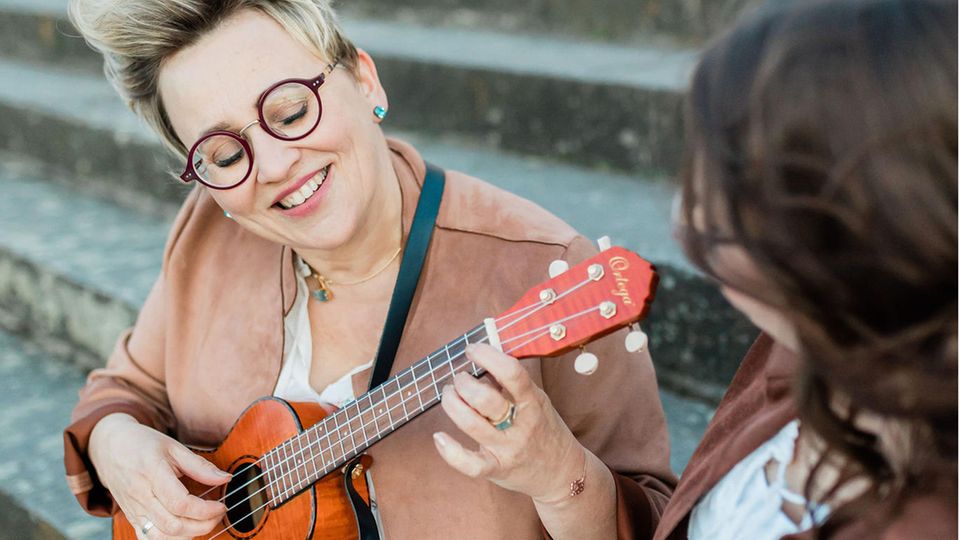 Trauersängerin Petra Berghaus Trauersängerin Petra Berghaus spielt Ukulele