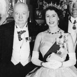Als Queen Elizabeth II. 1952 im Alter von 25 Jahren nach dem verfrühten Tod ihres Vaters den Tod besteigt, ist Winston Churchill bereits 77 Jahre alt. Von ihm lernt die junge Königin, wie die politische Bühne funktioniert. Als der Konservative 1955 in den Ruhestand geht, soll ihm Elizabeth II. einen Brief geschrieben haben, worin sie ihm für seine Führung dankte. Sie werde ihn sehr vermissen und kein anderer Premierminister werde je an die Stelle ihres ersten rücken. Im Foto sieht man beide 1952 bei einem Treffen der Commonwealth-Regierungschefs im Zuge der Finanzkrise.
