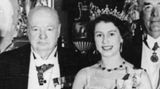 Als Queen Elizabeth II. 1952 im Alter von 25 Jahren nach dem verfrühten Tod ihres Vaters den Tod besteigt, ist Winston Churchill bereits 77 Jahre alt. Von ihm lernt die junge Königin, wie die politische Bühne funktioniert. Als der Konservative 1955 in den Ruhestand geht, soll ihm Elizabeth II. einen Brief geschrieben haben, worin sie ihm für seine Führung dankte. Sie werde ihn sehr vermissen und kein anderer Premierminister werde je an die Stelle ihres ersten rücken. Im Foto sieht man beide 1952 bei einem Treffen der Commonwealth-Regierungschefs im Zuge der Finanzkrise.
