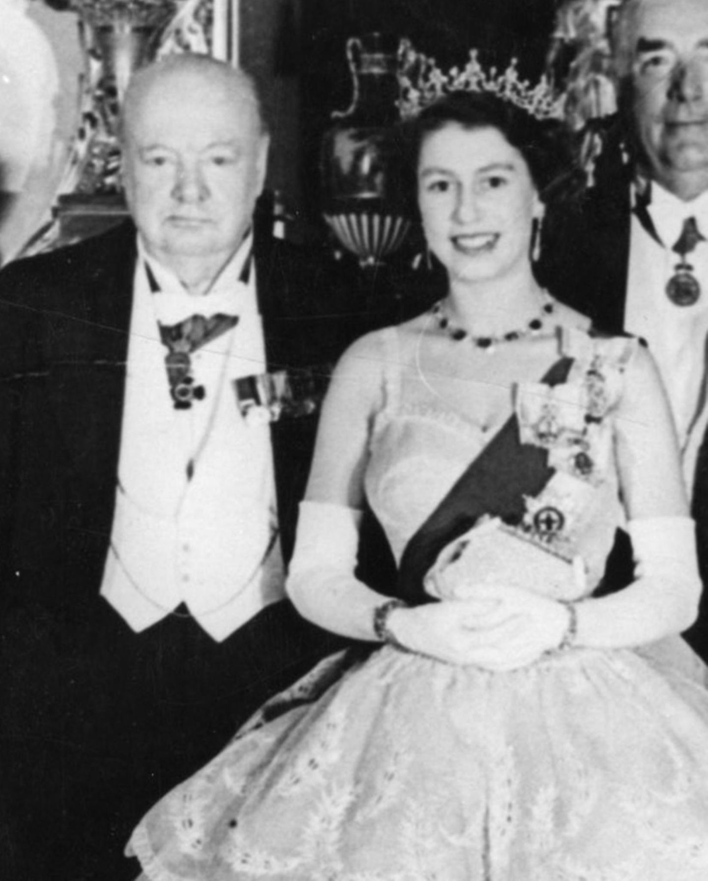 Als Queen Elizabeth II. 1952 im Alter von 25 Jahren nach dem verfrühten Tod ihres Vaters den Tod besteigt, ist Winston Churchill bereits 77 Jahre alt. Von ihm lernt die junge Königin, wie die politische Bühne funktioniert. Als der Konservative 1955 in den Ruhestand geht, soll ihm Elizabeth II. einen Brief geschrieben haben, worin sie ihm für seine Führung dankte. Sie werde ihn sehr vermissen und kein anderer Premierminister werde je an die Stelle ihres ersten rücken. Im Foto sieht man beide 1952 bei einem Treffen der Commonwealth-Regierungschefs im Zuge der Finanzkrise.