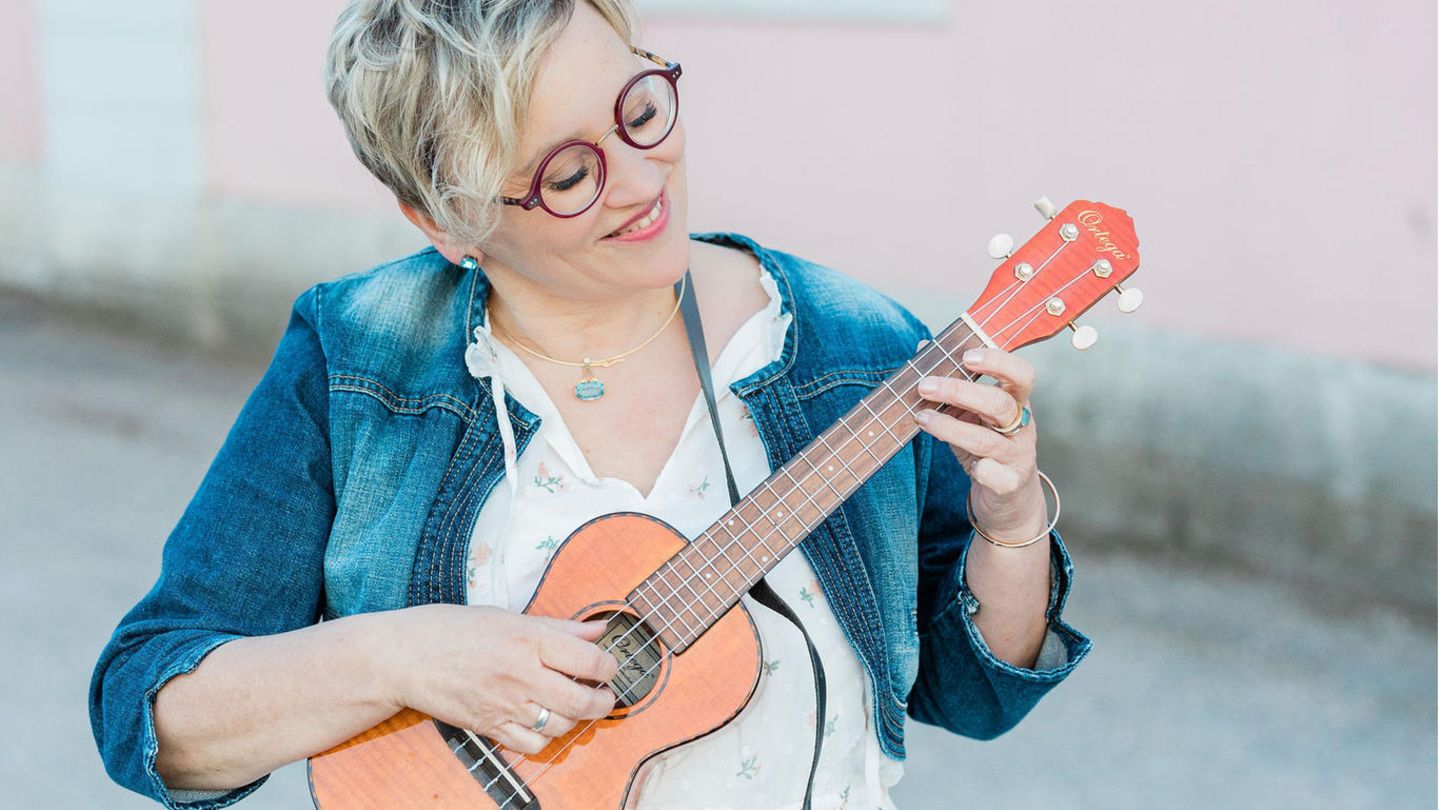 Trauersängerin Petra Berghaus spielt auf einer Ukulele