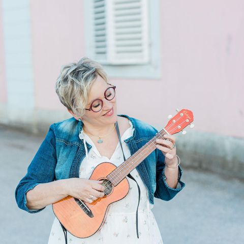 Trauersängerin Petra Berghaus spielt auf einer Ukulele