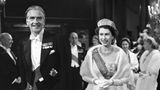 Anthony Eden entstammt einer aristokratischen Familie und dient im Ersten Weltkrieg. Mit 26 Jahren wird er ins Parlament gewählt und arbeitet sich in der Konservativen Partei nach oben. Zwischen 1931 und 1938 ist er Außenminister. 1955 wird er Premierminister, kann sich aber nicht für ganz zwei Jahre im Amt halten. Seine Haltung in Suez-Krise wird ihm zum Verhängnis und er tritt zurück. Im Foto: Anthony Eden und die Queen beim Opern-Besuch im Oktober 1955.
