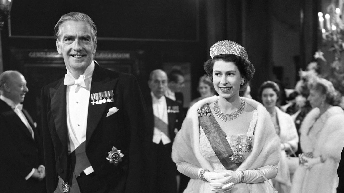 15 ins Amt gebracht: Anthony Eden entstammt einer aristokratischen Familie und dient im Ersten Weltkrieg. Mit 26 Jahren wird er ins Parlament gewählt und arbeitet sich in der Konservativen Partei nach oben. Zwischen 1931 und 1938 ist er Außenminister. 1955 wird er Premierminister, kann sich aber nicht für ganz zwei Jahre im Amt halten. Seine Haltung in Suez-Krise wird ihm zum Verhängnis und er tritt zurück. Im Foto: Anthony Eden und die Queen beim Opern-Besuch im Oktober 1955. Anthony Eden entstammt einer aristokratischen Familie und dient im Ersten Weltkrieg. Mit 26 Jahren wird er ins Parlament gewählt und arbeitet sich in der Konservativen Partei nach oben. Zwischen 1931 und 1938 ist er Außenminister. 1955 wird er Premierminister, kann sich aber nicht für ganz zwei Jahre im Amt halten. Seine Haltung in Suez-Krise wird ihm zum Verhängnis und er tritt zurück. Im Foto: Anthony Eden und die Queen beim Opern-Besuch im Oktober 1955.