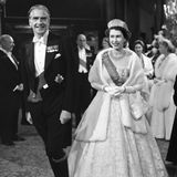 Anthony Eden entstammt einer aristokratischen Familie und dient im Ersten Weltkrieg. Mit 26 Jahren wird er ins Parlament gewählt und arbeitet sich in der Konservativen Partei nach oben. Zwischen 1931 und 1938 ist er Außenminister. 1955 wird er Premierminister, kann sich aber nicht für ganz zwei Jahre im Amt halten. Seine Haltung in Suez-Krise wird ihm zum Verhängnis und er tritt zurück. Im Foto: Anthony Eden und die Queen beim Opern-Besuch im Oktober 1955.