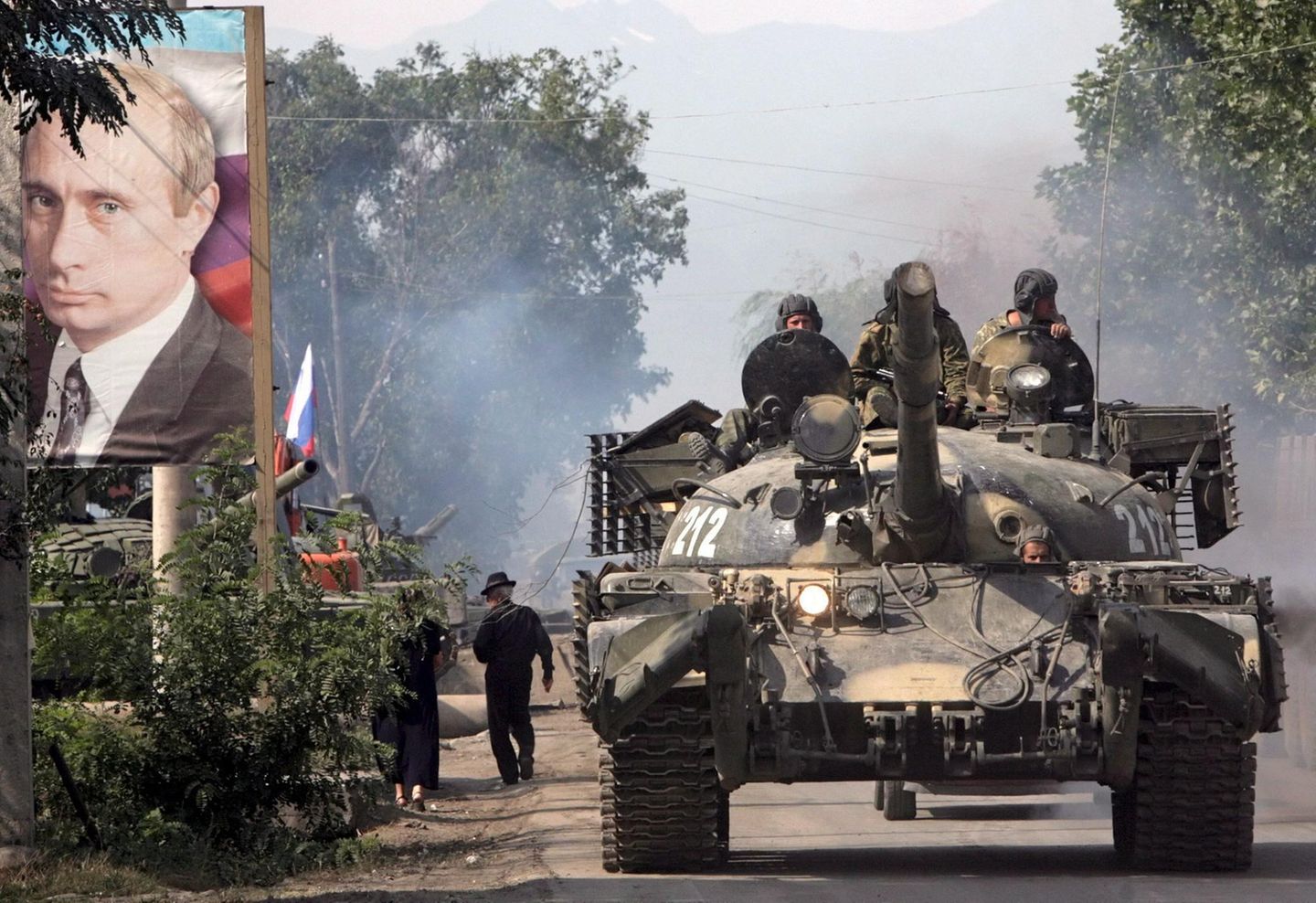 Es ist Medwedew, der offizielle den Krieg in Georgien beginnt. Doch wer tatsächlich hinter der Kriegspolitik steckt, ist für alle kein Geheimnis. Seit Jahren schwelte der Konflikt um die abtrünnigen Regionen Abchasien und Südossetien zwischen Georgien und Russland. Am 8. August 2008 schlägt der Konflikt in Krieg um. Medwedjew kündigt bei einer Sitzung des Nationalen Sicherheitsrats in Moskau "Gegenmaßnahmen" gegen die erfundene "Militäroffensive Georgiens" an. Russland greift daraufhin Georgien sowohl aus der Luft als auch über Land und See an. Der Krieg dauert fünf Tage. Den Westen erwischen die russischen Panzer kalt. 