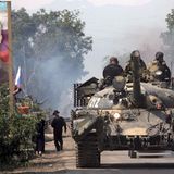 Es ist Medwedew, der offizielle den Krieg in Georgien beginnt. Doch wer tatsächlich hinter der Kriegspolitik steckt, ist für alle kein Geheimnis. Seit Jahren schwelte der Konflikt um die abtrünnigen Regionen Abchasien und Südossetien zwischen Georgien und Russland. Am 8. August 2008 schlägt der Konflikt in Krieg um. Medwedjew kündigt bei einer Sitzung des Nationalen Sicherheitsrats in Moskau "Gegenmaßnahmen" gegen die erfundene "Militäroffensive Georgiens" an. Russland greift daraufhin Georgien sowohl aus der Luft als auch über Land und See an. Der Krieg dauert fünf Tage. Den Westen erwischen die russischen Panzer kalt. 